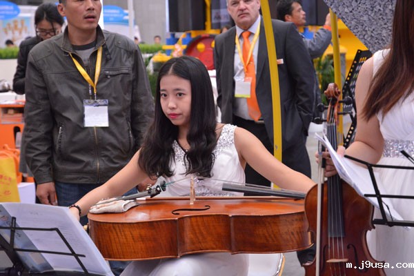 宝马展上的古筝表演