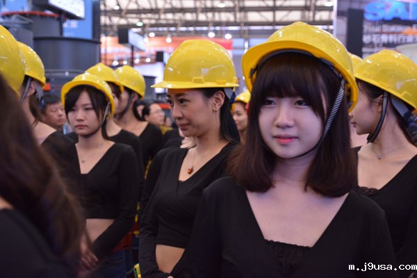 宝马展上的小美女