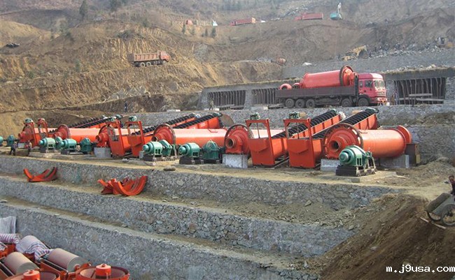 球磨机磨矿现场